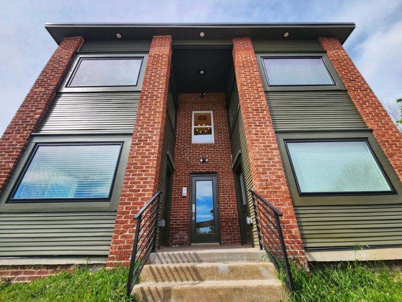 2529 E Admiral Pl - D